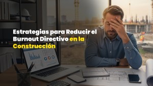 Imagen mostrando un directivo de construcción estresado frente a su escritorio con gráficos, mientras observa el trabajo de construcción al fondo.