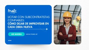 Mujer profesional sonriente con casco de seguridad amarillo y chaqueta roja de pie en una obra de construcción, junto a un panel azul con texto sobre cómo licitar con subcontratistas confiables y un botón para leer más en maec.ai.
